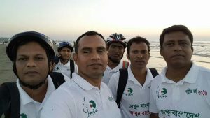 সাংবাদিকদের সাথে সাইক্লিস্ট আসাদ