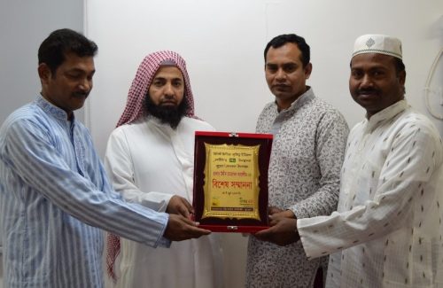 বাংলাদেশ রিপোর্টার্স ইউনিটি কুয়েত ও বাংলার বার্তা’র পক্ষ থেকে সাংবাদিক ছালাহ্ উদ্দিন মোহাম্মদ জাহাঙ্গীর কে সম্মাননা ক্রেষ্ট দেয়া হয়। ক্রেষ্ট তুলে দেন রিপোর্টার্স ইউনিটি সভাপতি মঈন উদ্দিন সরকার সুমন, সাধারণ সম্পাদক শেখ এহসানুল হক খোকন এবং বাংলার বার্তার সার্কুলেশন ম্যানেজার শাহ করিম।
