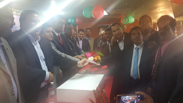 পদোন্নতি প্রাপ্তদের ফুলেল শুভেচ্ছা জানানো হচ্ছে