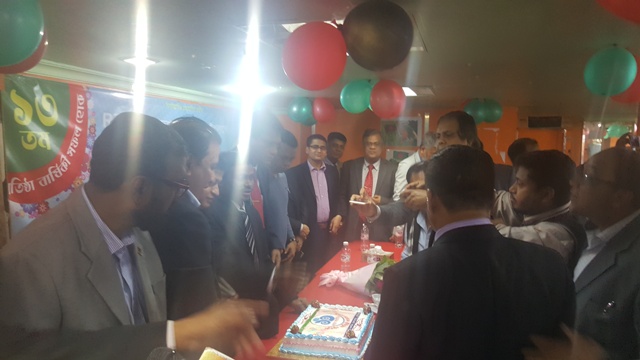 বাংলার বার্তাঃ কেক কাটার দৃশ্য