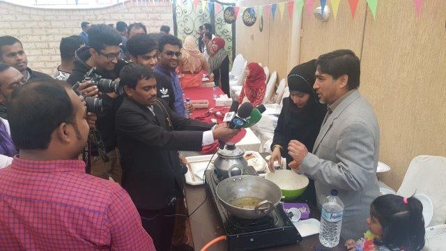 সৈয়দ মোজাহিদ ও তার পরিবার গরম গরম ভাপা পিঠা তৈরী করছেন