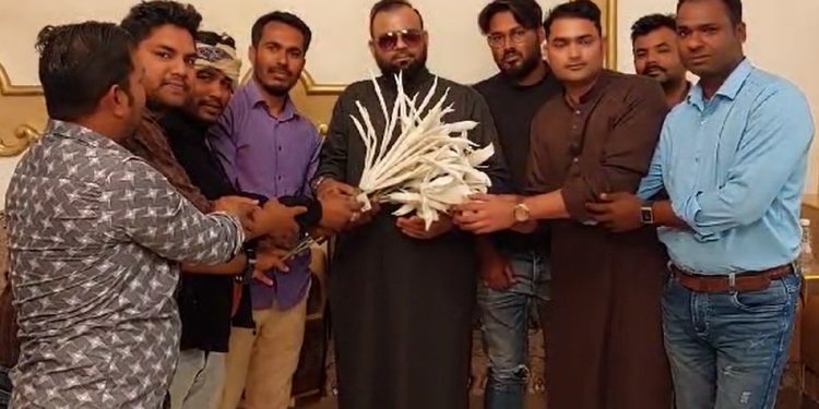 পশু পাখির খাবারের ব্যবসা করে শ্রমিক থেকে মিলিনিয়ার বাসার