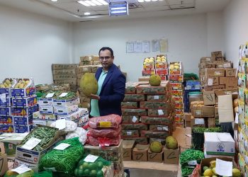 কুয়েতে আল ফোর্দা পাইকারি মার্কেটে কাঁঠাল হাতে সাংবাদিক মঈন সুমন