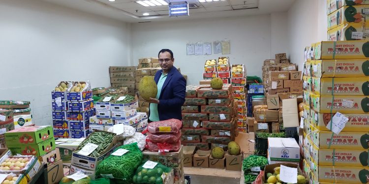 কুয়েতে আল ফোর্দা পাইকারি মার্কেটে কাঁঠাল হাতে সাংবাদিক মঈন সুমন