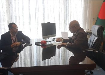 কুয়েতে বাংলাদেশের রাষ্ট্রদূত মেজর জেনারেল সৈয়দ তারেক হোসেনের সঙ্গে বিষয়টি নিয়ে কথা বলেন বাংলাদেশ প্রেসক্লাব কুয়েতের সভাপতি ও কুয়েত প্রবাসের সিনিয়র সাংবাদিক মঈন উদ্দিন সরকার সুমন।