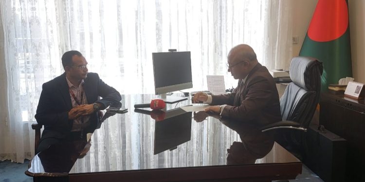 কুয়েতে বাংলাদেশের রাষ্ট্রদূত মেজর জেনারেল সৈয়দ তারেক হোসেনের সঙ্গে বিষয়টি নিয়ে কথা বলেন বাংলাদেশ প্রেসক্লাব কুয়েতের সভাপতি ও কুয়েত প্রবাসের সিনিয়র সাংবাদিক মঈন উদ্দিন সরকার সুমন।