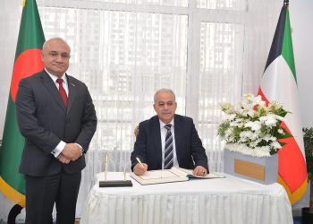 ঢাকায় বিমান দুর্ঘটনায় নিহতদের স্মরণে কুয়েতে বাংলাদেশ দূতাবাসে শোক বই স্বাক্ষর