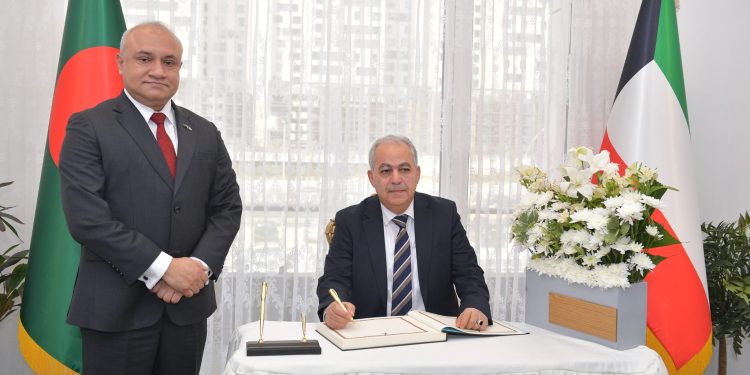 ঢাকায় বিমান দুর্ঘটনায় নিহতদের স্মরণে কুয়েতে বাংলাদেশ দূতাবাসে শোক বই স্বাক্ষর