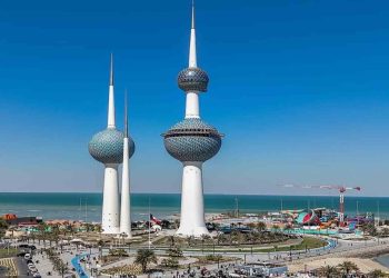 কুয়েত টাওয়ার আরব উপসাগরের তীরে দাঁড়িয়ে থাকা অমর প্রতীক