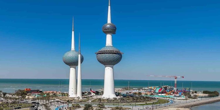 কুয়েত টাওয়ার আরব উপসাগরের তীরে দাঁড়িয়ে থাকা অমর প্রতীক