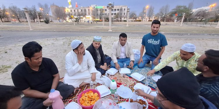 খোলা আকাশের নিচে ইফতার, সাইরেনের আতঙ্কে ঈদ।